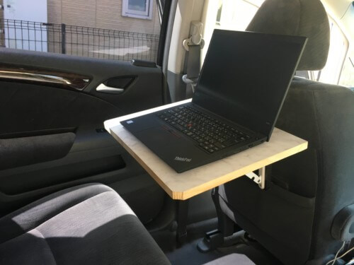 車にパソコン用のテーブルを自作 たった00円で大満足